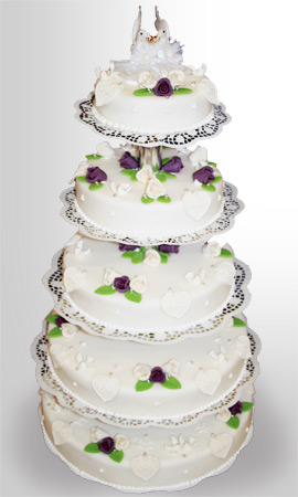 Hochzeitstorte mit violetten Marzipan-Blüten dekoriert
